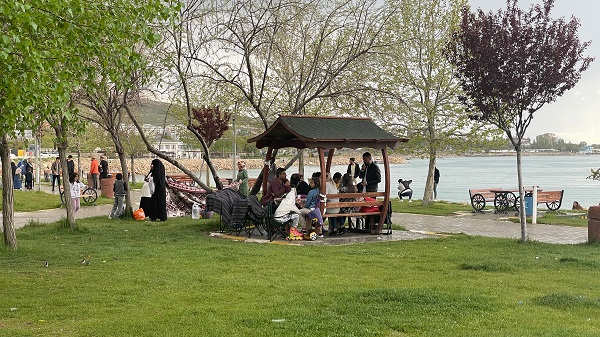 Foto - Van Gölü sahili doldu taştı