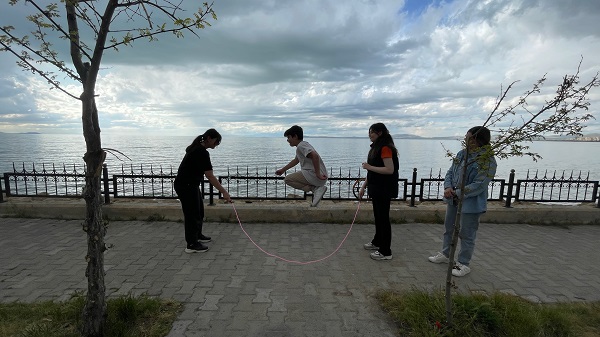 Foto - Van Gölü sahili doldu taştı