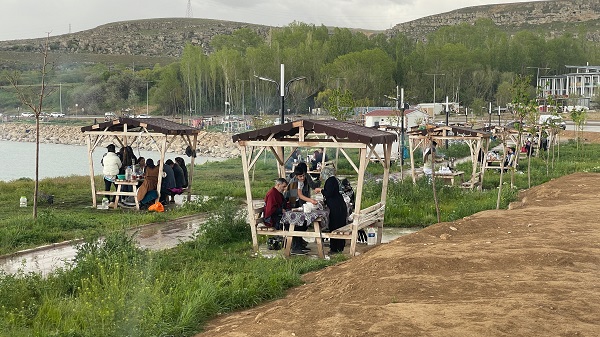 Foto - Van Gölü sahili doldu taştı