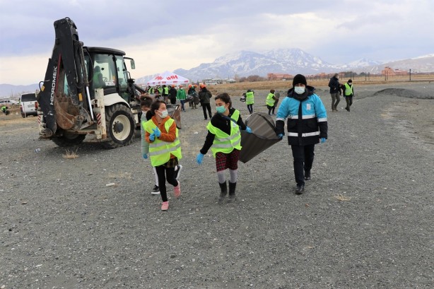 Van Gölü sahili tonlarca çöpten arındırıldı! İşte o görüntüler