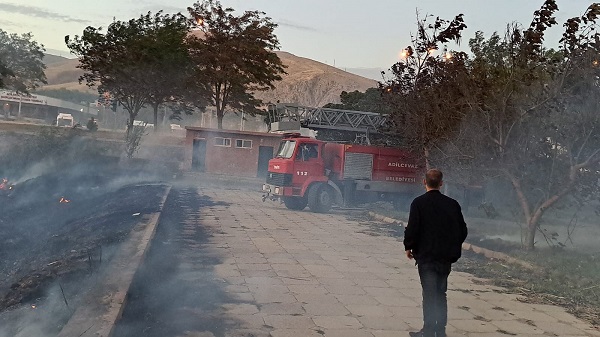 Foto - Van Gölü sahilinde yangın