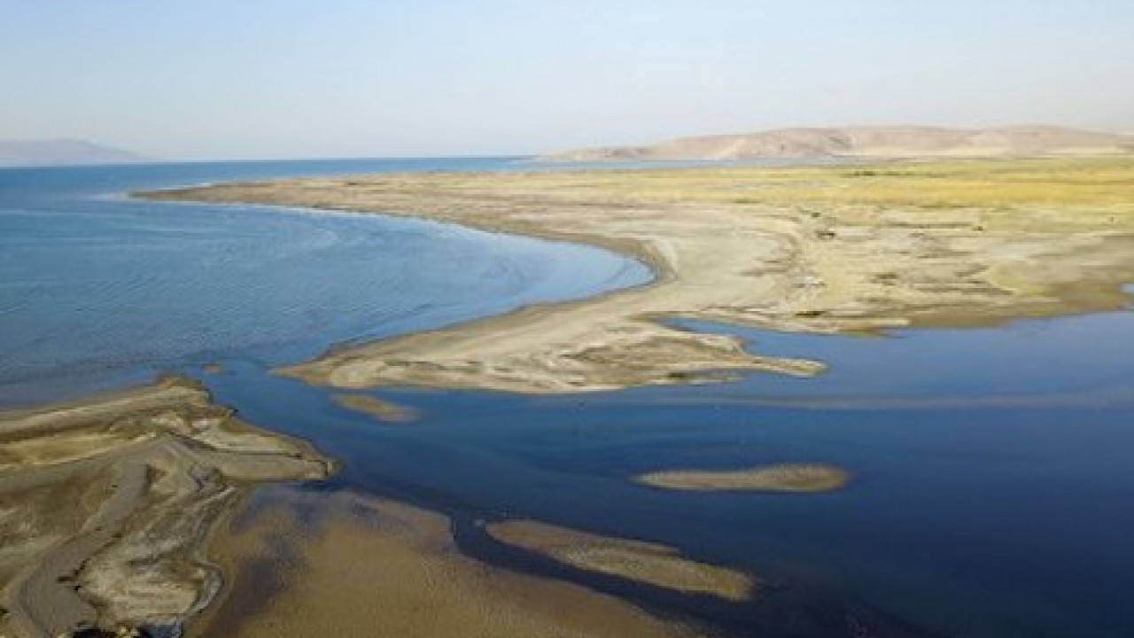 Van Gölü tükenmek üzere! Kuraklık tarihi iskelenin ayaklarını ortaya çıkardı