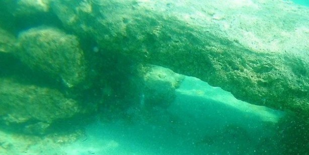 Foto - Van Gölü'nde çok büyük sır ortaya çıktı: Hiç bu kadarı beklenmiyordu! Yıllar önceye ait haç işaretli taşlar bulundu