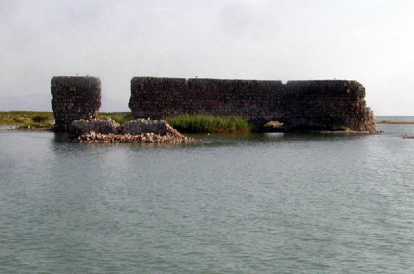 Van Gölü'nde kuraklık! Sular çekildi bakın ortaya ne çıktı