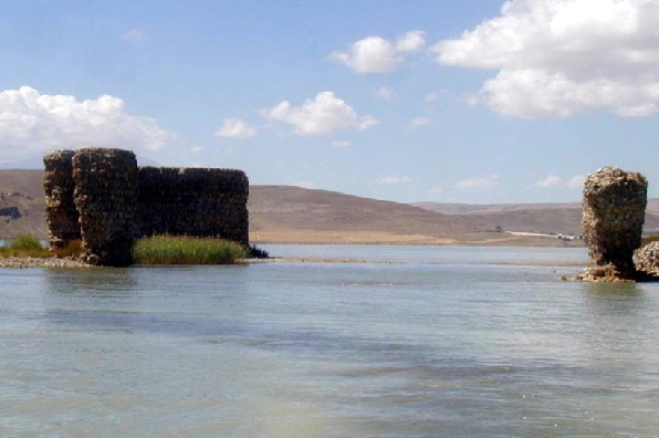 Foto - Van Gölü'nde kuraklık! Sular çekildi bakın ortaya ne çıktı