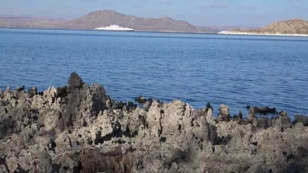 Foto - Van Gölü'nde sular çekildi! Ortaya çıktı