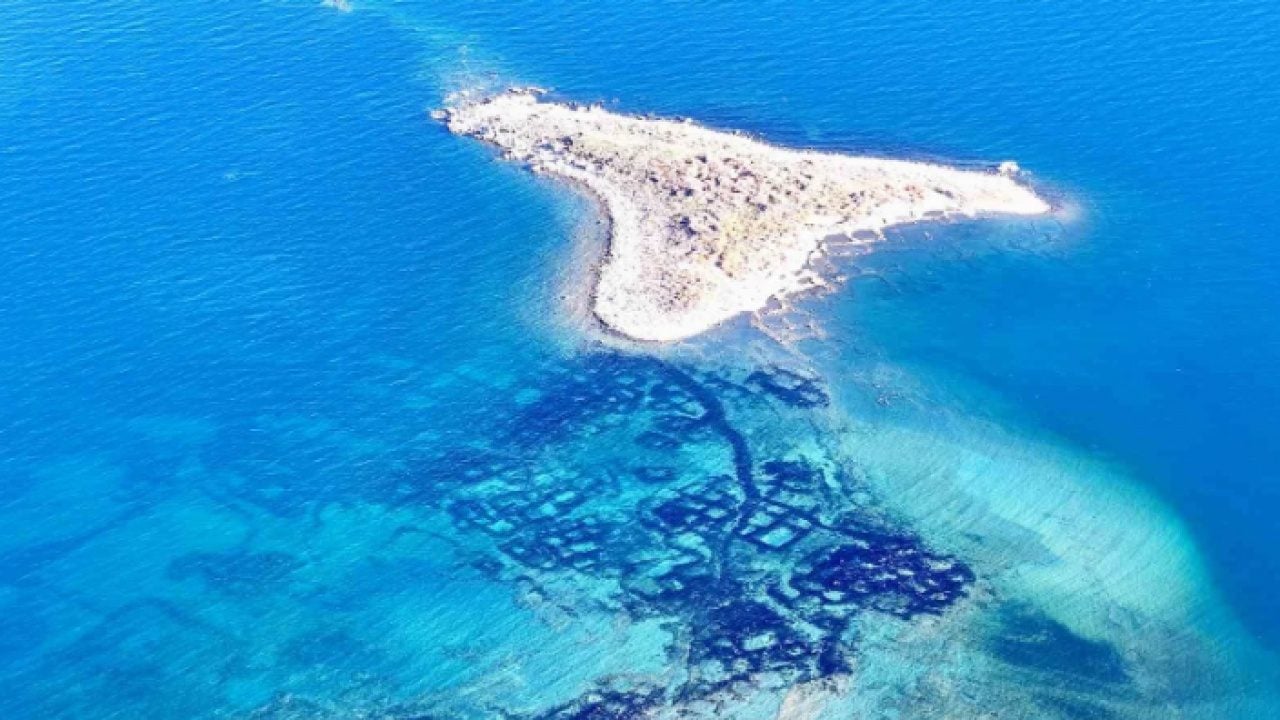 Foto - Van Gölü’nde sular çekildi! Su altındaki gizemli yapılar şaşırttı!
