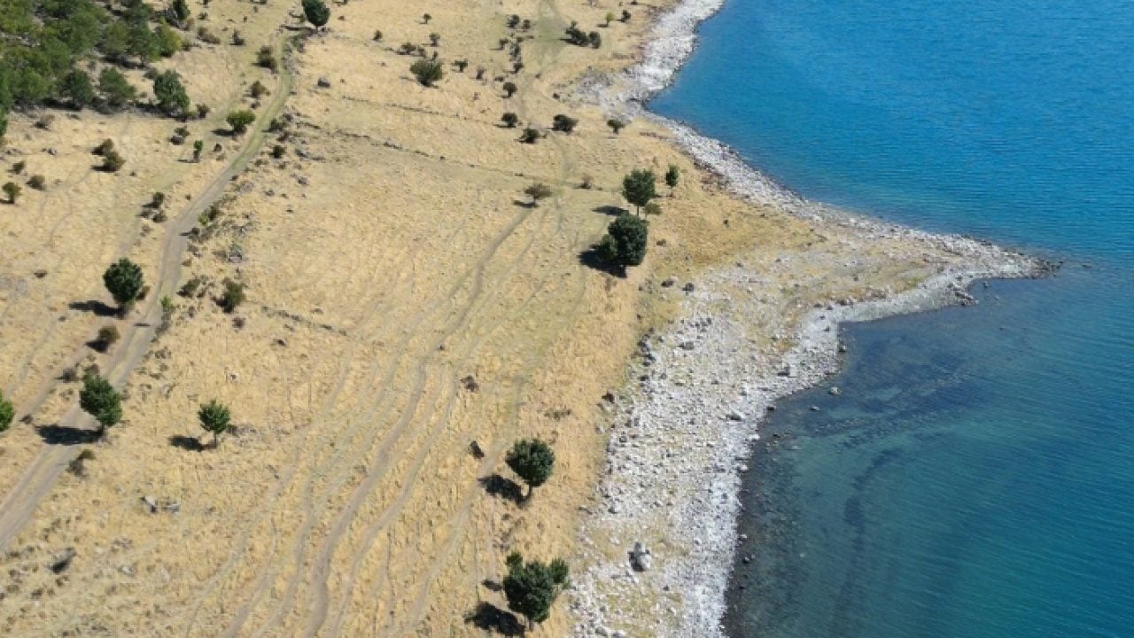 Foto - Van Gölü’nde sular çekildi! Su altındaki gizemli yapılar şaşırttı!