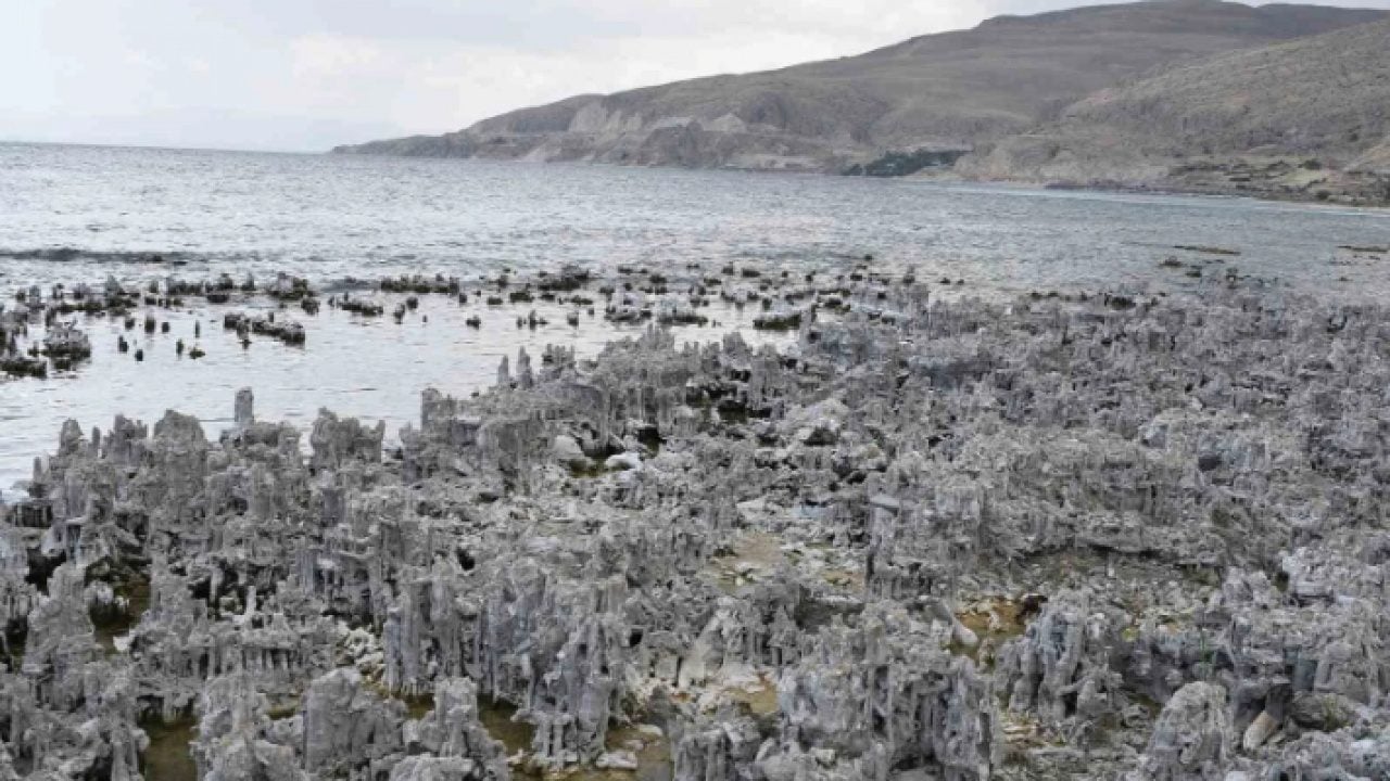 Foto - Van Gölü’nde sular çekildi! Su altındaki gizemli yapılar şaşırttı!