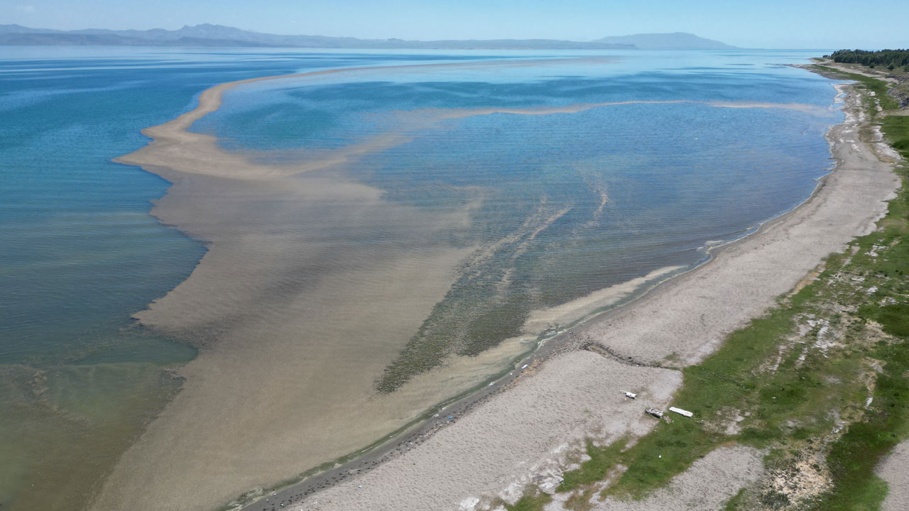 Van Gölü’nde tehlike çanları çalıyor! Kirlilik uyduya yansıdı