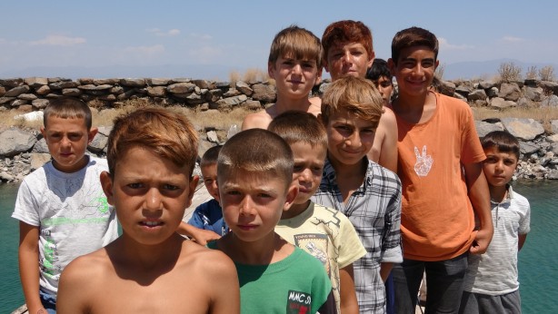 Foto - Van Gölü’ne giren çocukların saçları sarı oldu