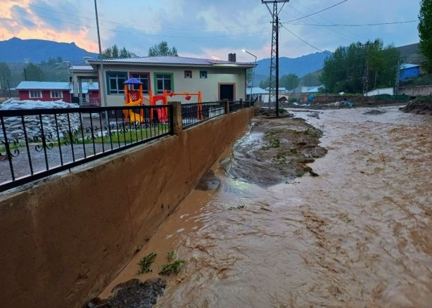 Foto - Van Saray'da sel: 2 büyükbaş, 100'e yakın küçükbaş hayvan telef oldu