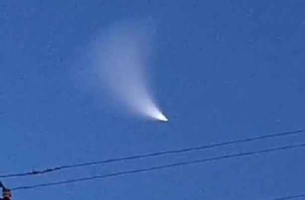 Van'da akşam saatlerinde gökyüzünde beliren ışık vatandaşları panikletti!