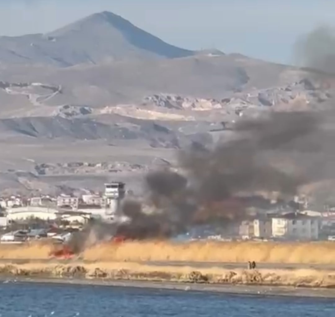 Van’da korkutan yangın! Sazlık alan alevlere teslim oldu!