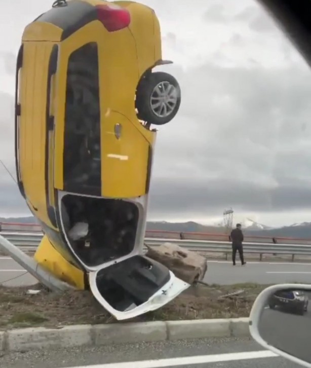 Foto - Van'daki trafik kazası görenleri hayrete düşürdü