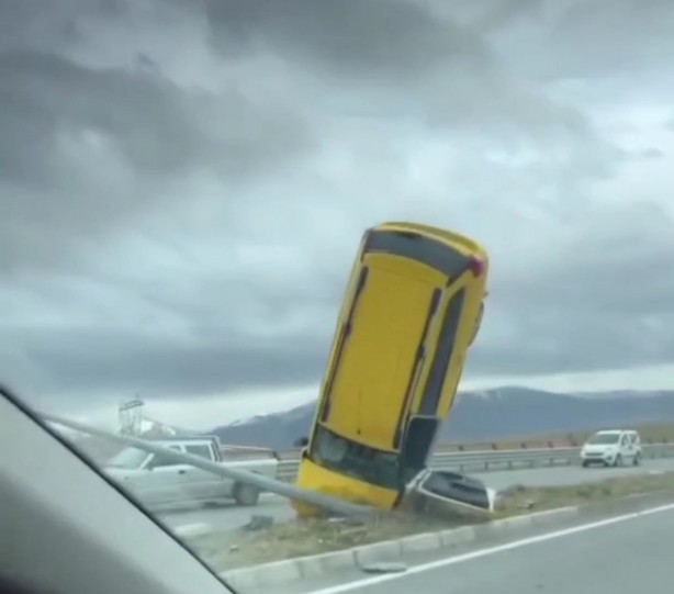 Van'daki trafik kazası görenleri hayrete düşürdü