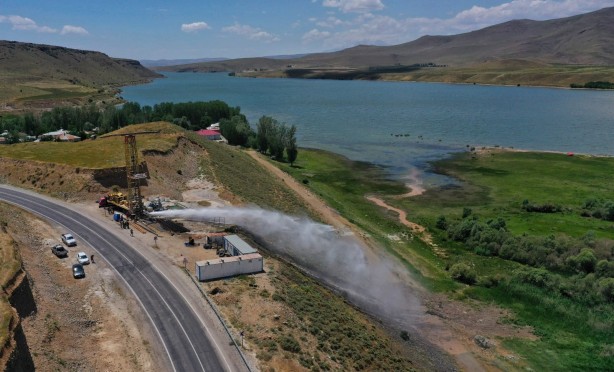 Foto - Van'dan müthiş haber! Yerin 750 metre altında bulundu, her yerden fışkırmaya başladı