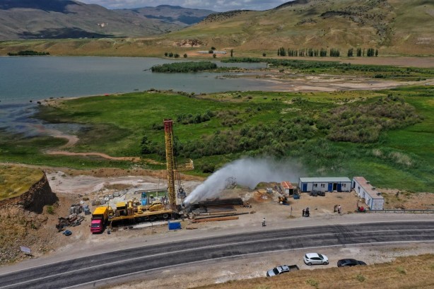 Foto - Van'dan müthiş haber! Yerin 750 metre altında bulundu, her yerden fışkırmaya başladı