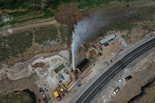 Van'dan müthiş haber! Yerin 750 metre altında bulundu, her yerden fışkırmaya başladı