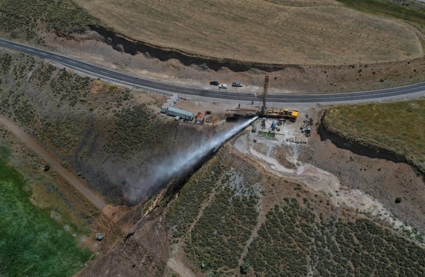 Foto - Van'dan müthiş haber! Yerin 750 metre altında bulundu, her yerden fışkırmaya başladı