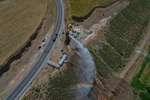 Foto - Van'dan müthiş haber! Yerin 750 metre altında bulundu, her yerden fışkırmaya başladı
