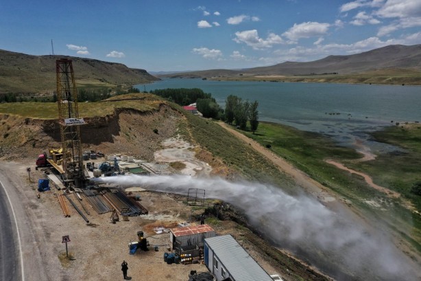 Foto - Van'dan müthiş haber! Yerin 750 metre altında bulundu, her yerden fışkırmaya başladı