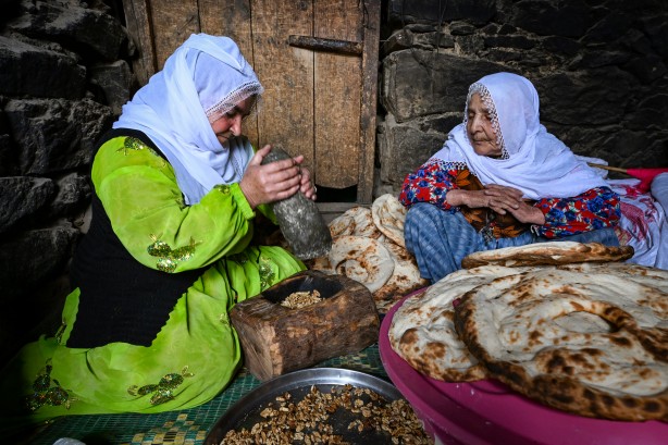Foto - Van'ın Bahçesaray ilçesinde kar esareti altında RAMAZAN sevinci fotoğraflara böyle yansıdı! "Her yer kar, çok zor şartlarda yaşıyoruz"
