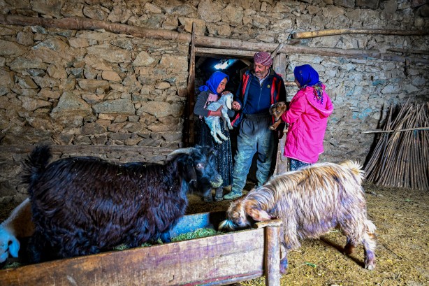 Foto - Van'ın Bahçesaray ilçesinde kar esareti altında RAMAZAN sevinci fotoğraflara böyle yansıdı! "Her yer kar, çok zor şartlarda yaşıyoruz"