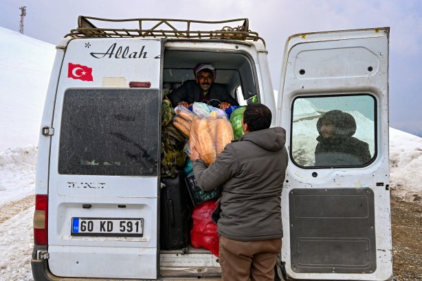 Foto - Van'ın Bahçesaray ilçesinde kar esareti altında RAMAZAN sevinci fotoğraflara böyle yansıdı! "Her yer kar, çok zor şartlarda yaşıyoruz"