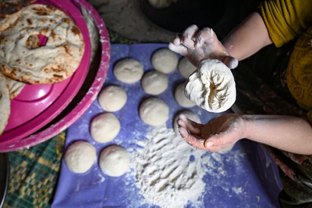 Foto - Van'ın Bahçesaray ilçesinde kar esareti altında RAMAZAN sevinci fotoğraflara böyle yansıdı! "Her yer kar, çok zor şartlarda yaşıyoruz"