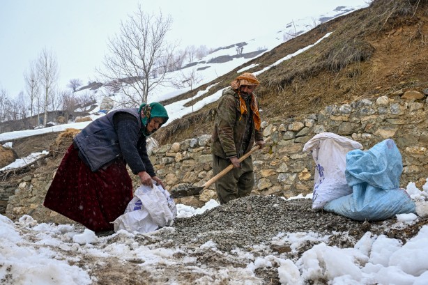 Foto - Van'ın Bahçesaray ilçesinde kar esareti altında RAMAZAN sevinci fotoğraflara böyle yansıdı! "Her yer kar, çok zor şartlarda yaşıyoruz"