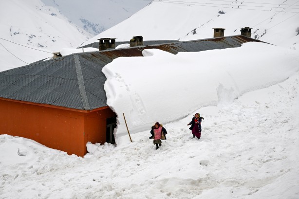 Foto - Van'ın Bahçesaray ilçesinde kar esareti altında RAMAZAN sevinci fotoğraflara böyle yansıdı! "Her yer kar, çok zor şartlarda yaşıyoruz"