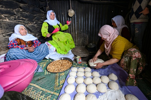 Foto - Van'ın Bahçesaray ilçesinde kar esareti altında RAMAZAN sevinci fotoğraflara böyle yansıdı! "Her yer kar, çok zor şartlarda yaşıyoruz"