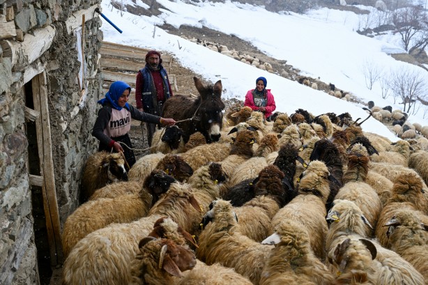 Foto - Van'ın Bahçesaray ilçesinde kar esareti altında RAMAZAN sevinci fotoğraflara böyle yansıdı! "Her yer kar, çok zor şartlarda yaşıyoruz"