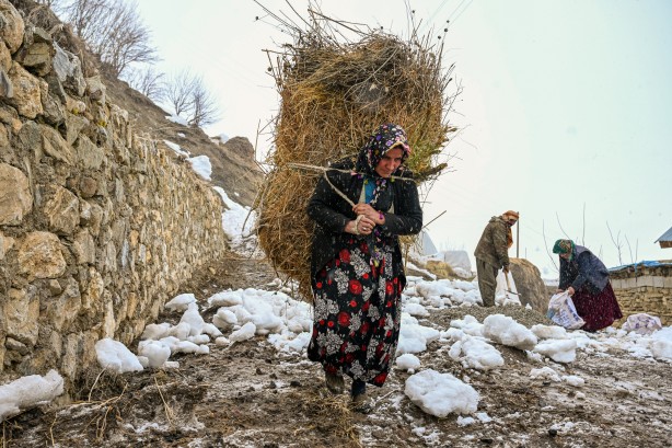 Foto - Van'ın Bahçesaray ilçesinde kar esareti altında RAMAZAN sevinci fotoğraflara böyle yansıdı! "Her yer kar, çok zor şartlarda yaşıyoruz"
