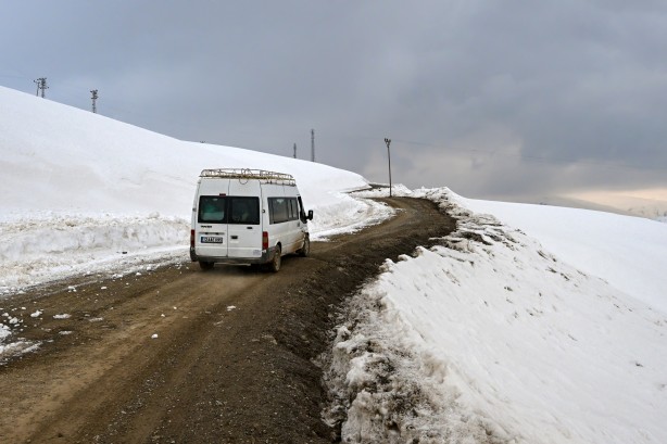Foto - Van'ın Bahçesaray ilçesinde kar esareti altında RAMAZAN sevinci fotoğraflara böyle yansıdı! "Her yer kar, çok zor şartlarda yaşıyoruz"