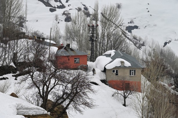 Foto - Van'ın Bahçesaray ilçesinde kar esareti altında RAMAZAN sevinci fotoğraflara böyle yansıdı! "Her yer kar, çok zor şartlarda yaşıyoruz"