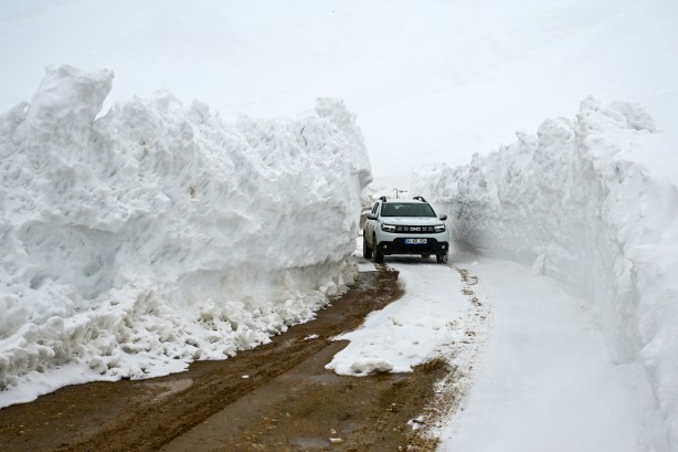 Foto - Van'ın Bahçesaray ilçesinde kar esareti altında RAMAZAN sevinci fotoğraflara böyle yansıdı! "Her yer kar, çok zor şartlarda yaşıyoruz"