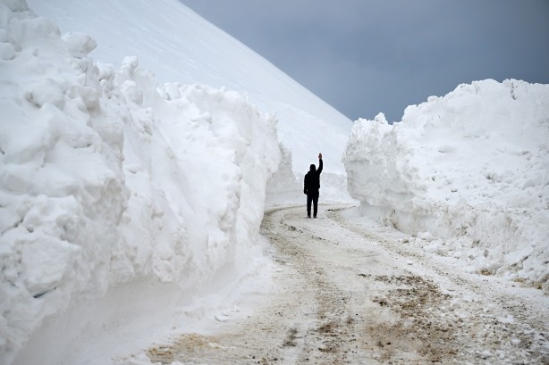Foto - Van'ın Bahçesaray ilçesinde kar esareti altında RAMAZAN sevinci fotoğraflara böyle yansıdı! "Her yer kar, çok zor şartlarda yaşıyoruz"