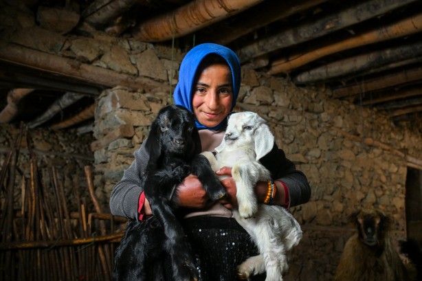 Foto - Van'ın Bahçesaray ilçesinde kar esareti altında RAMAZAN sevinci fotoğraflara böyle yansıdı! "Her yer kar, çok zor şartlarda yaşıyoruz"
