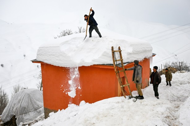 Foto - Van'ın Bahçesaray ilçesinde kar esareti altında RAMAZAN sevinci fotoğraflara böyle yansıdı! "Her yer kar, çok zor şartlarda yaşıyoruz"