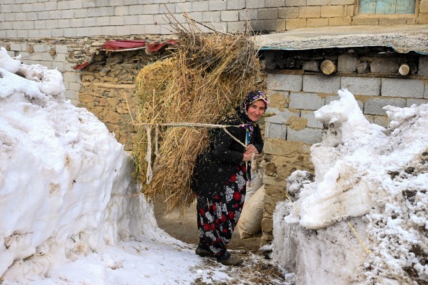 Foto - Van'ın Bahçesaray ilçesinde kar esareti altında RAMAZAN sevinci fotoğraflara böyle yansıdı! "Her yer kar, çok zor şartlarda yaşıyoruz"