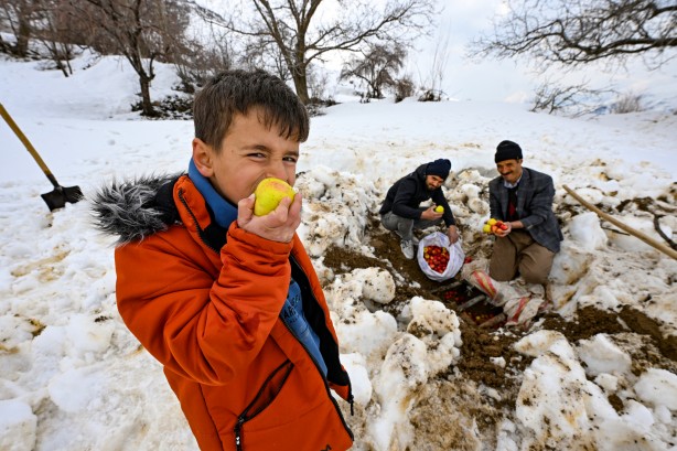 Foto - Van'ın Bahçesaray ilçesinde kar esareti altında RAMAZAN sevinci fotoğraflara böyle yansıdı! "Her yer kar, çok zor şartlarda yaşıyoruz"