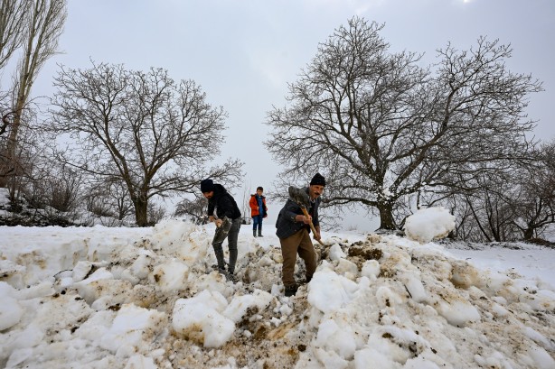 Foto - Van'ın Bahçesaray ilçesinde kar esareti altında RAMAZAN sevinci fotoğraflara böyle yansıdı! "Her yer kar, çok zor şartlarda yaşıyoruz"