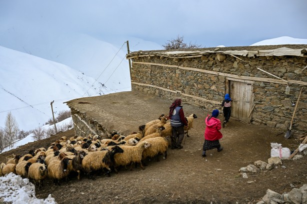 Foto - Van'ın Bahçesaray ilçesinde kar esareti altında RAMAZAN sevinci fotoğraflara böyle yansıdı! "Her yer kar, çok zor şartlarda yaşıyoruz"