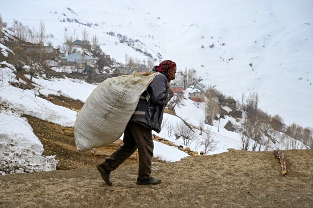 Foto - Van'ın Bahçesaray ilçesinde kar esareti altında RAMAZAN sevinci fotoğraflara böyle yansıdı! "Her yer kar, çok zor şartlarda yaşıyoruz"