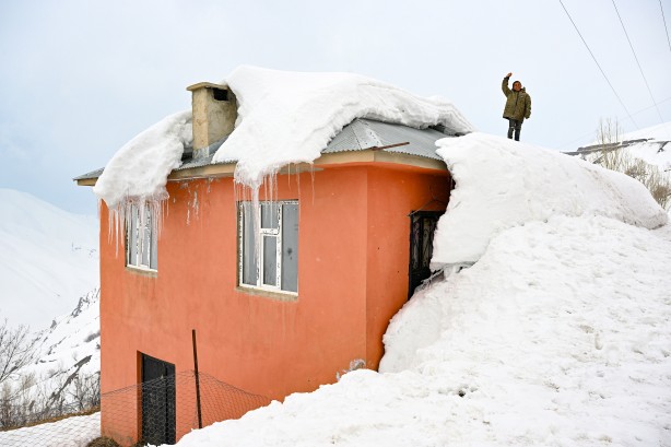 Foto - Van'ın Bahçesaray ilçesinde kar esareti altında RAMAZAN sevinci fotoğraflara böyle yansıdı! "Her yer kar, çok zor şartlarda yaşıyoruz"