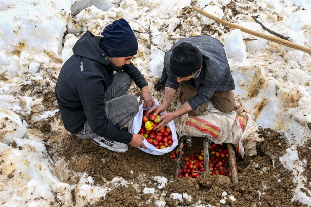 Van'ın Bahçesaray ilçesinde kar esareti altında RAMAZAN sevinci fotoğraflara böyle yansıdı! "Her yer kar, çok zor şartlarda yaşıyoruz"