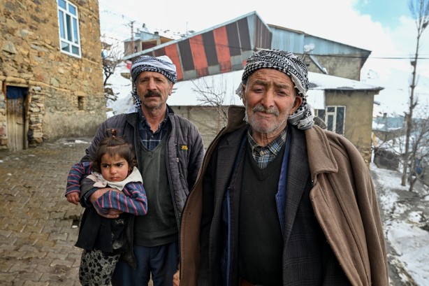 Foto - Van'ın Bahçesaray ilçesinde kar esareti altında RAMAZAN sevinci fotoğraflara böyle yansıdı! "Her yer kar, çok zor şartlarda yaşıyoruz"