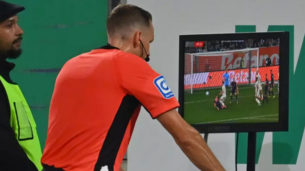 VAR sisteminde tarihi değişiklik! Büyük tepki var! Ve maalesef kabul edildi…